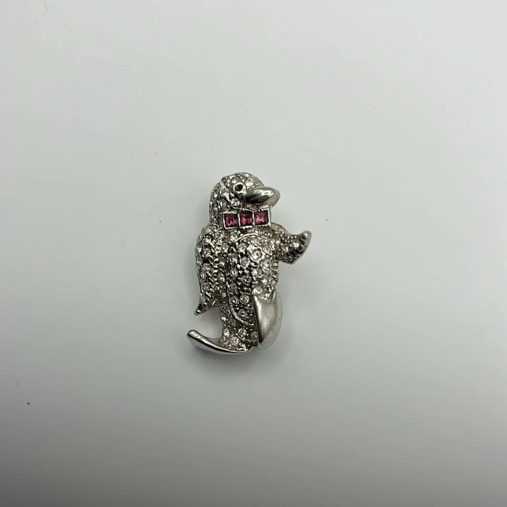 Vintage Rhinestone Donkey Elephant Penguin Dog & Bee (Signed Kramer) Brooch lot - Picture 6 of 11